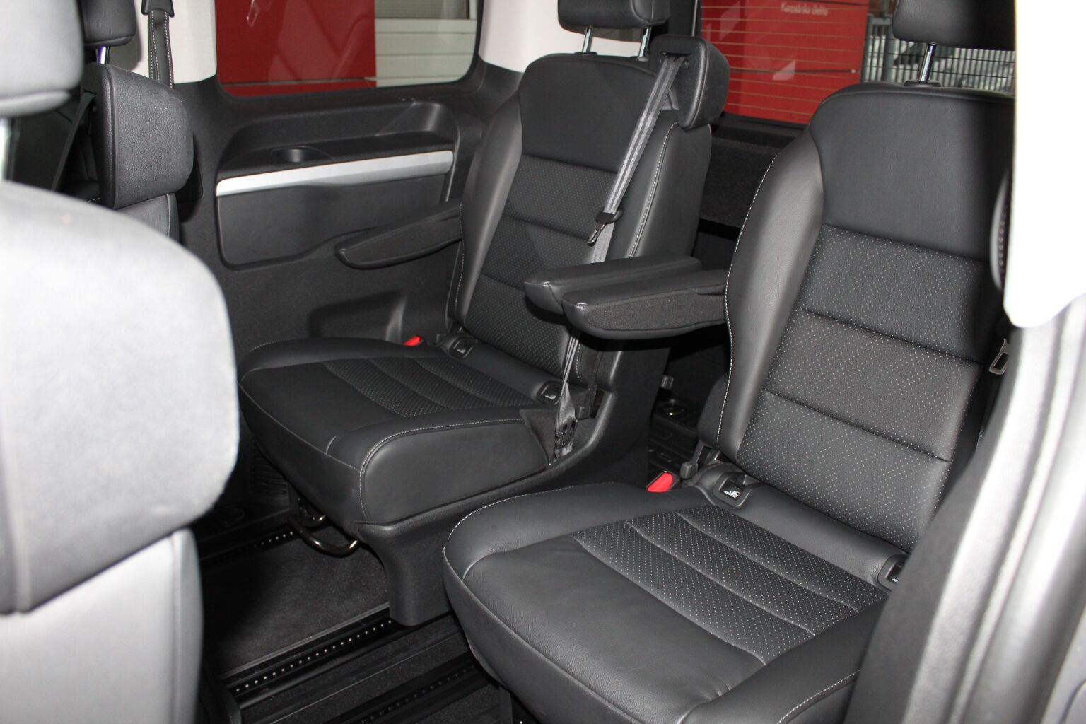 Citroën SpaceTourer Business Lounge 2,0 BlueHDi 180k EAT8 - 6 miestne - Image 13