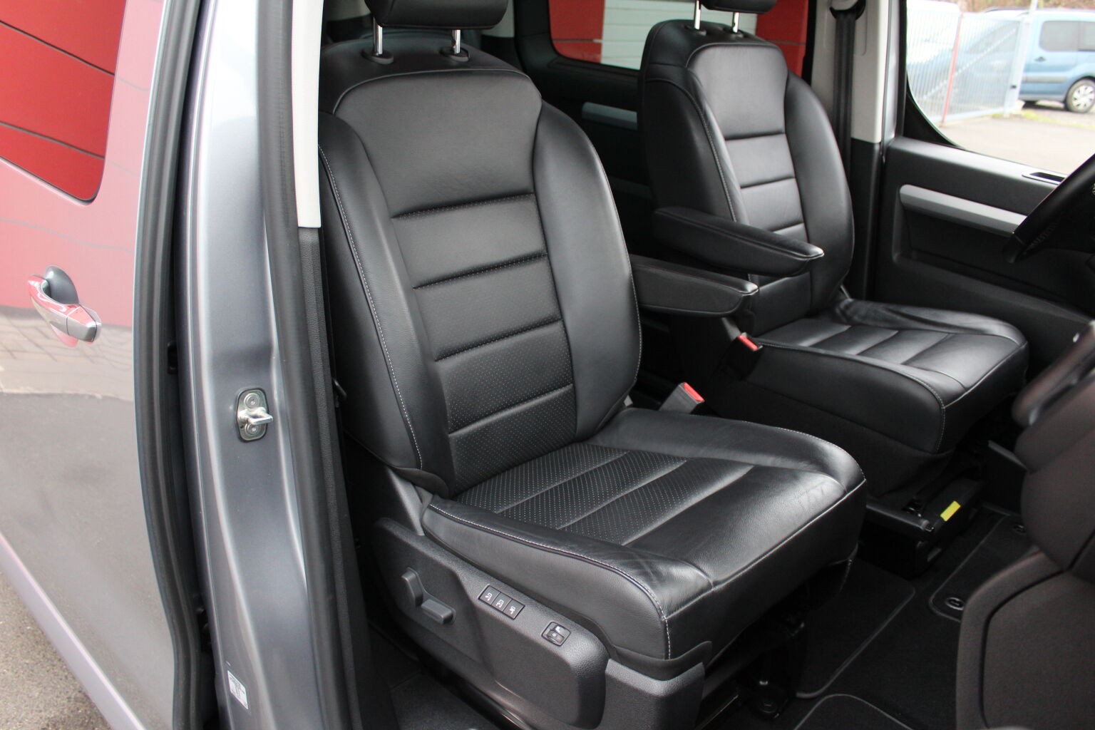 Citroën SpaceTourer Business Lounge 2,0 BlueHDi 180k EAT8 - 6 miestne - Image 15