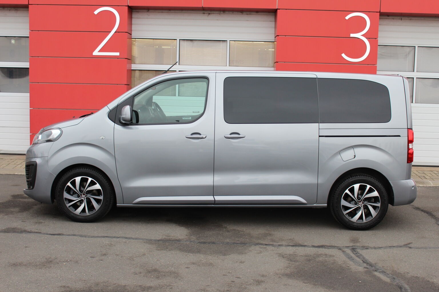 Citroën SpaceTourer Business Lounge 2,0 BlueHDi 180k EAT8 - 6 miestne - Image 4